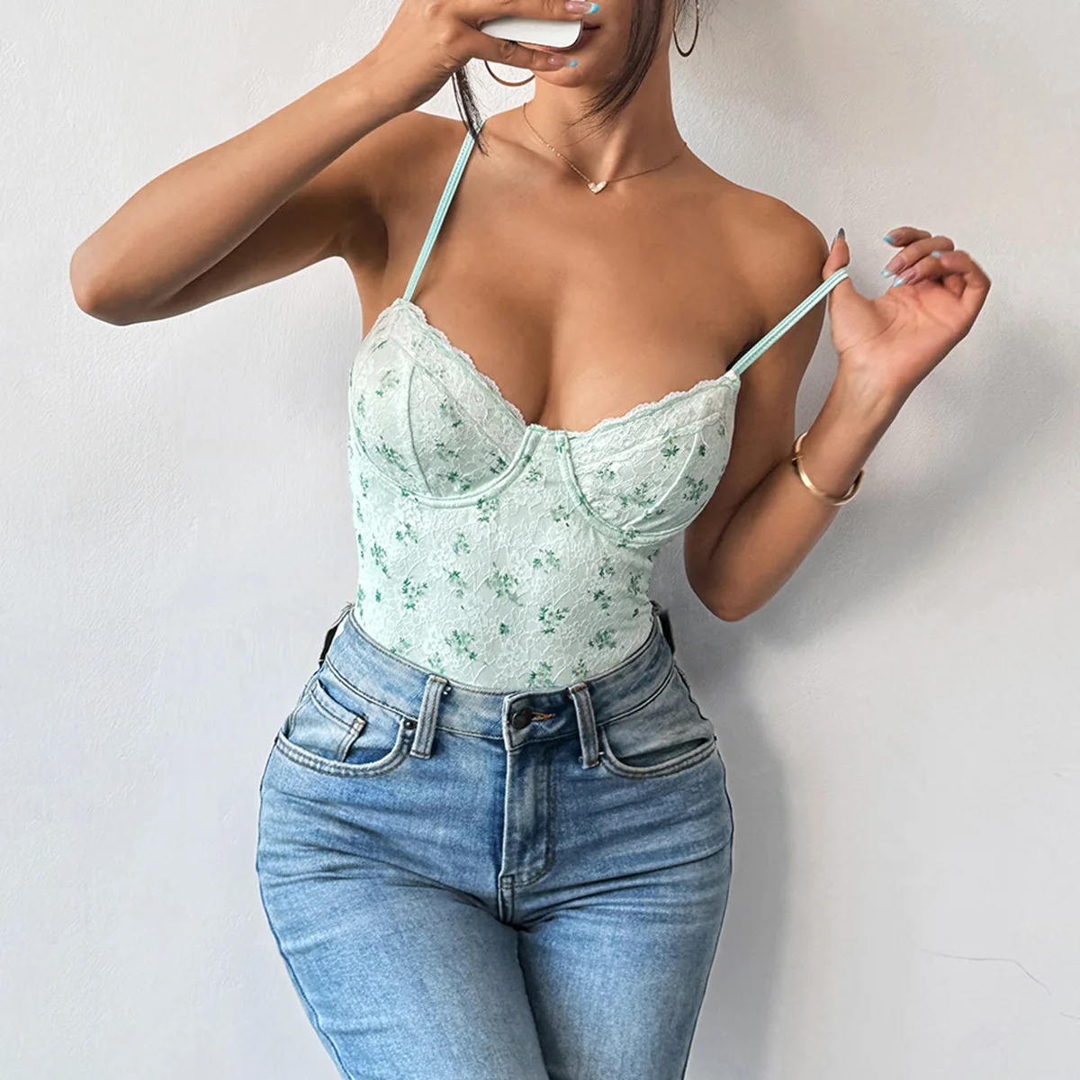 ชุดจั๊มสูทสตรีทแวร์แฟชั่นลายลูกไม้พิมพ์ลาย สายเดี่ยวรัดเชือก ทรงเข้ารูป เอวสูง กางเกงขายาวบาง...