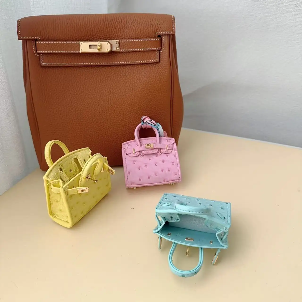 

Роскошная подвеска для мини-сумки из страусиной кожи ручной работы — шикарная, стильная и идеально подходит для модных сумок