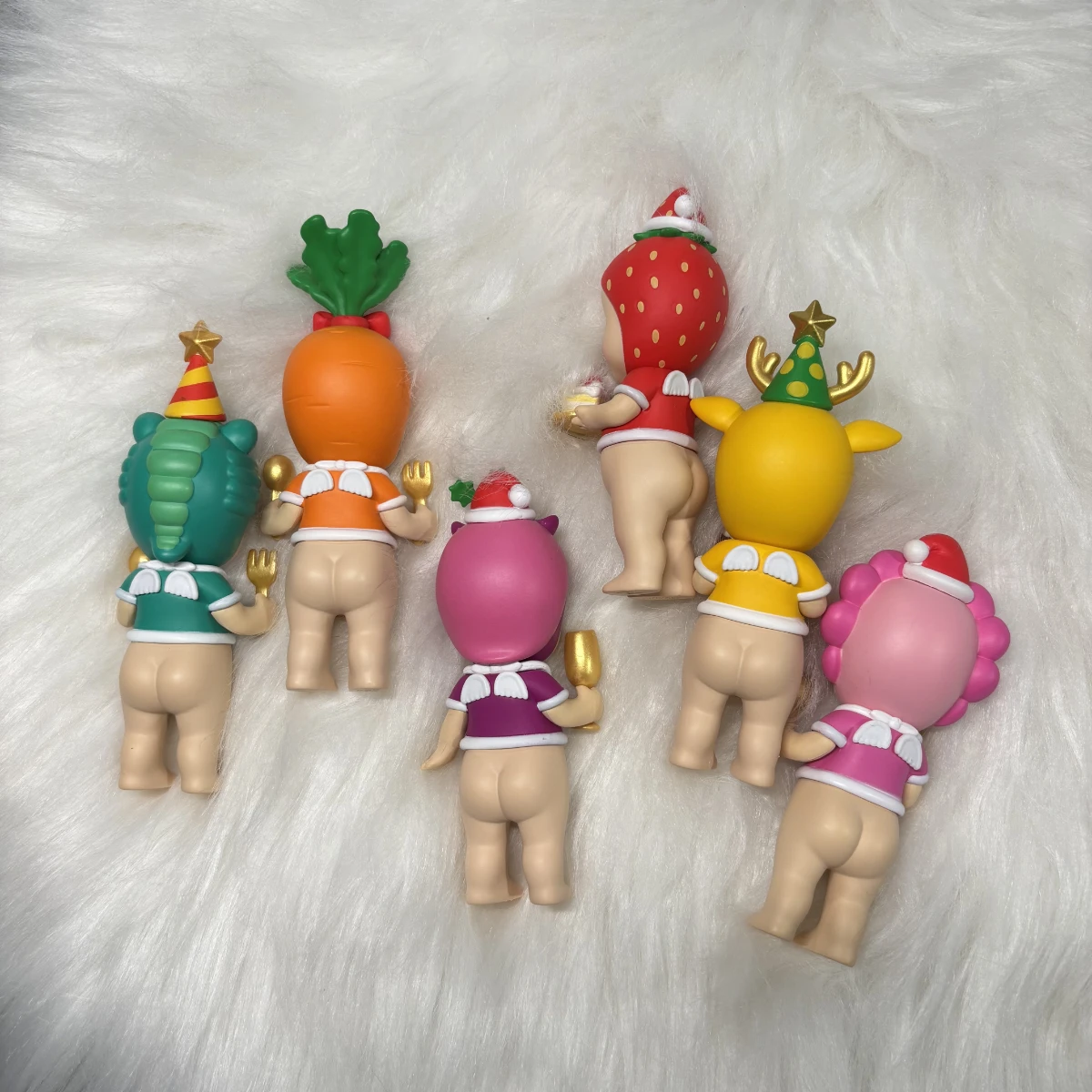 SonnyAngel Mini Figure Christmas Dinner Series Blind Box The adorable angel holding the Christmas dinner SAS65950