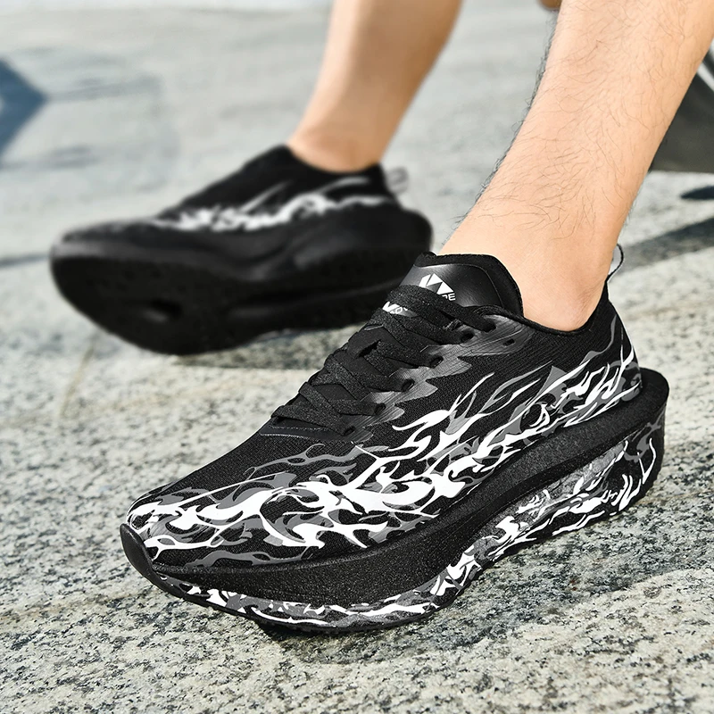 أحذية الجري الرجالية ذات النعل السميك خفيفة الوزن ومريحة في الهواء الطلق أحذية رياضية للرجال برباط علوي قابلة للتنفس أحذية رياضية كاجوال للرجال