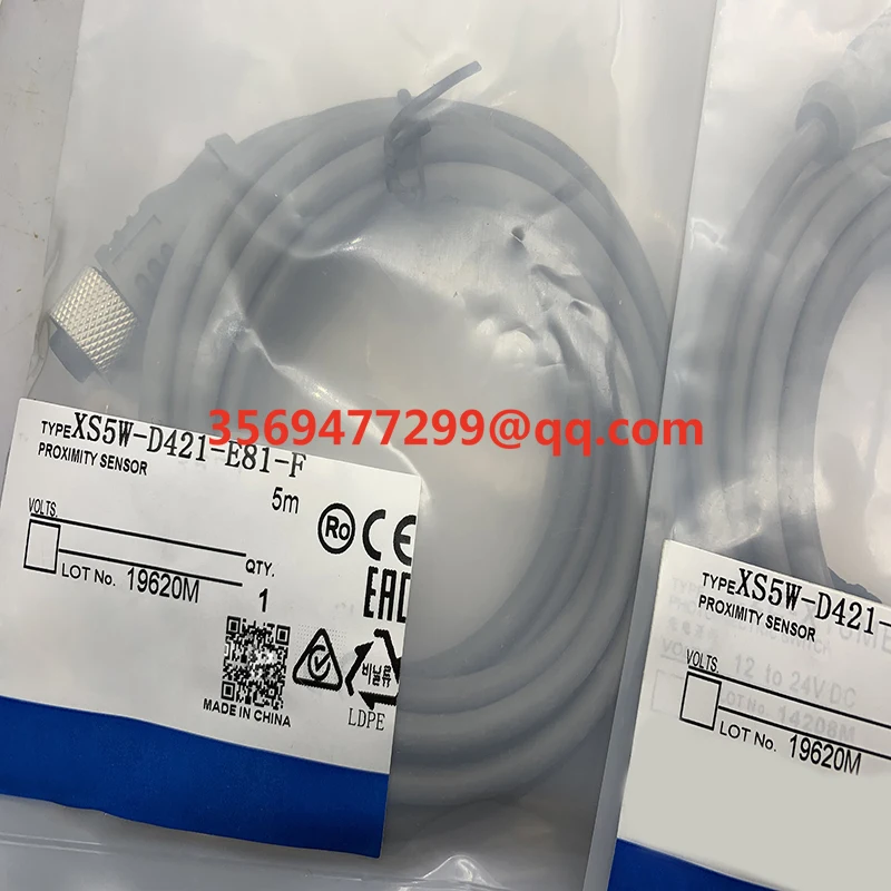 

Brand new spot XS5W-D421-J81-F Proximity switch sensor