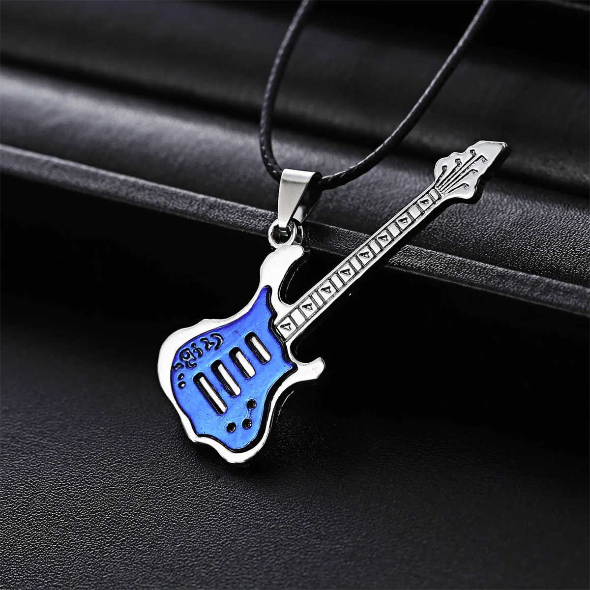 Mode Edelstahl Gitarre Anhänger Halskette Für Männer Frauen Retro Punk Seil Kette Musical Instrument Halsband Partei Schmuck Geschenk