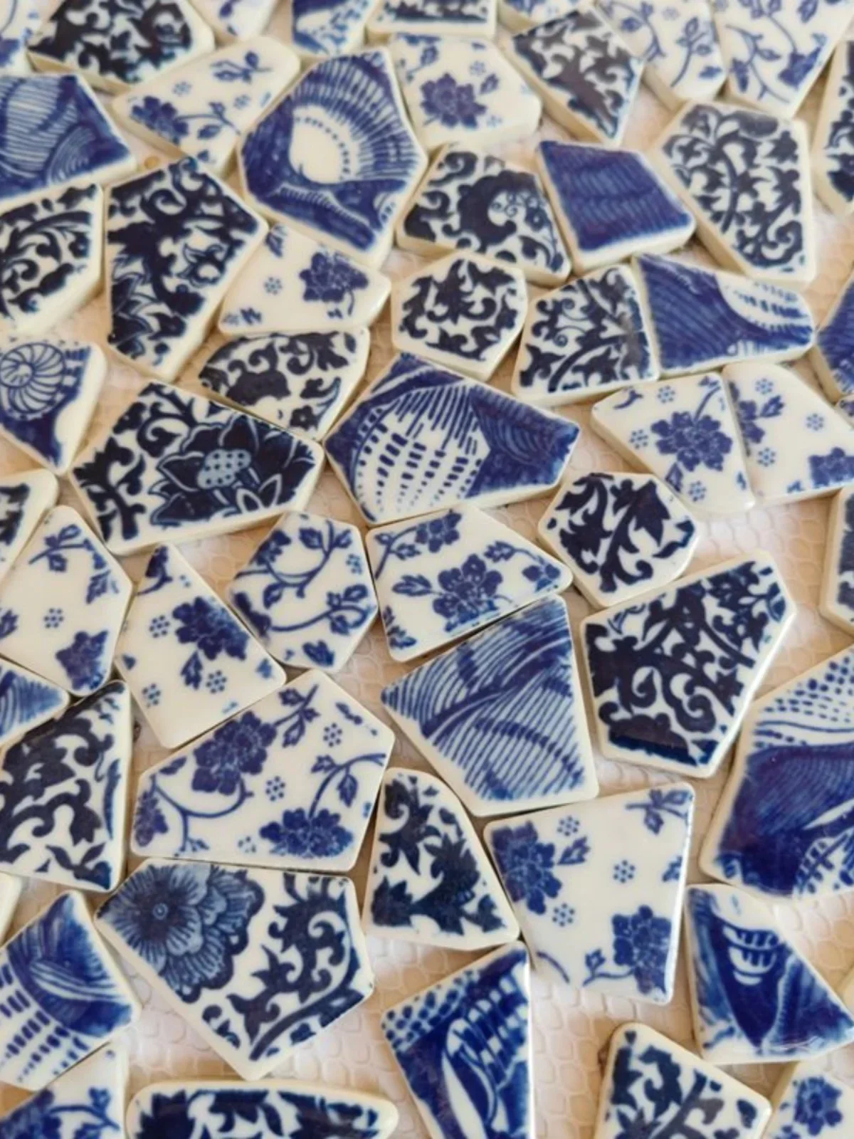 

Chinese blue and white ceramic mosaic pool fish pool bathroom background wall outdoor anti-slip wear-resistant tiles decoration