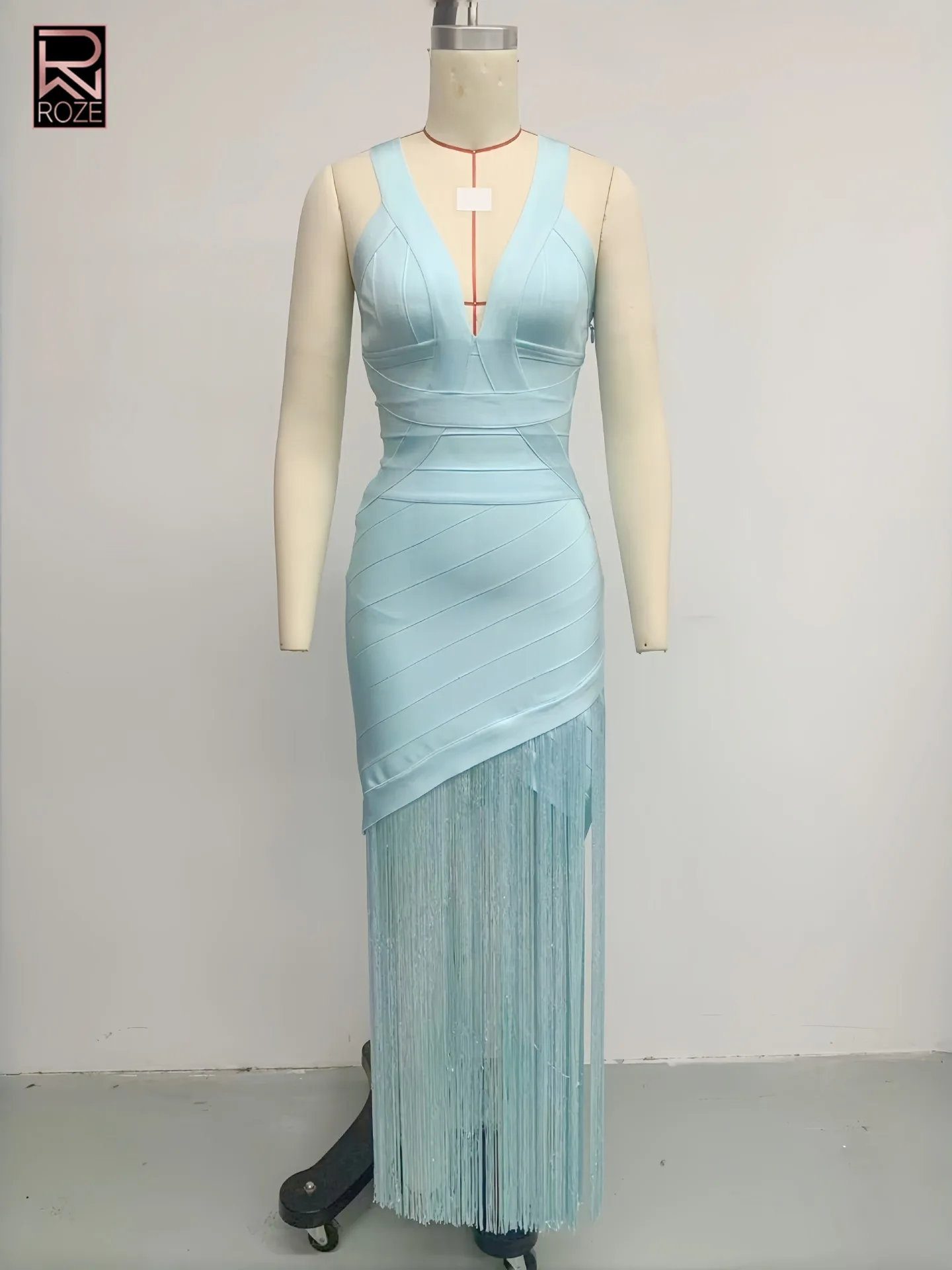 Sukienka wieczorowa damska ROZE, jasnoniebieska, satynowa, dopasowana, na studniówkę - dekolt w serek, ramiączka spaghetti, asymetryczne frędzle, na imprezę, typu bodycon