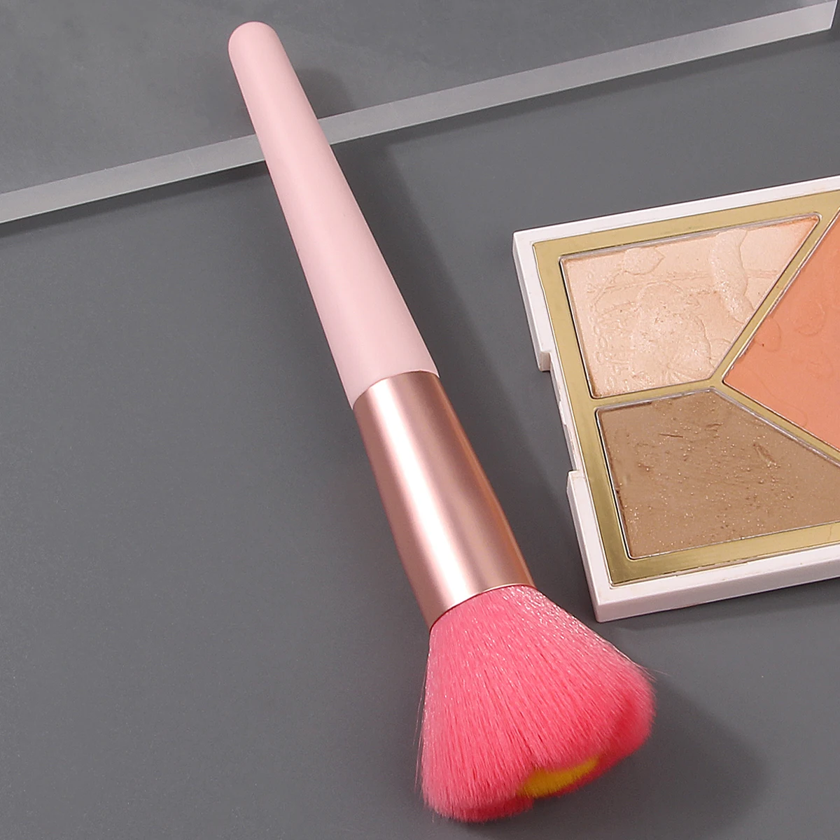 1 PZ Nuovo pennello per trucco morbido fiore a forma irregolare, pennello per cipria in polvere, pennello per fard, strumento di bellezza portatile multifunzionale
