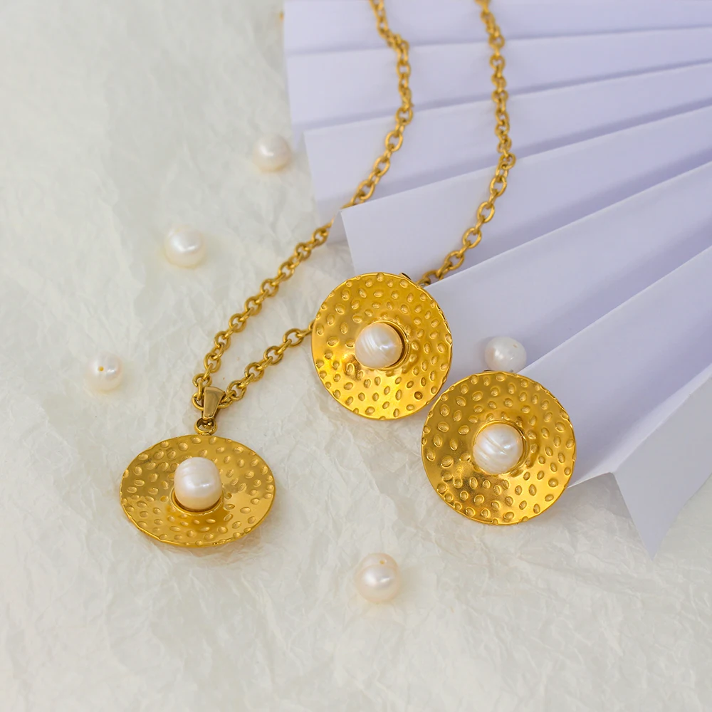 Plat Circle Spot Gold Plated Pearl Inlaid Pendant Necklace Outlandish Designs Cymbals-Shape Neck Accessories