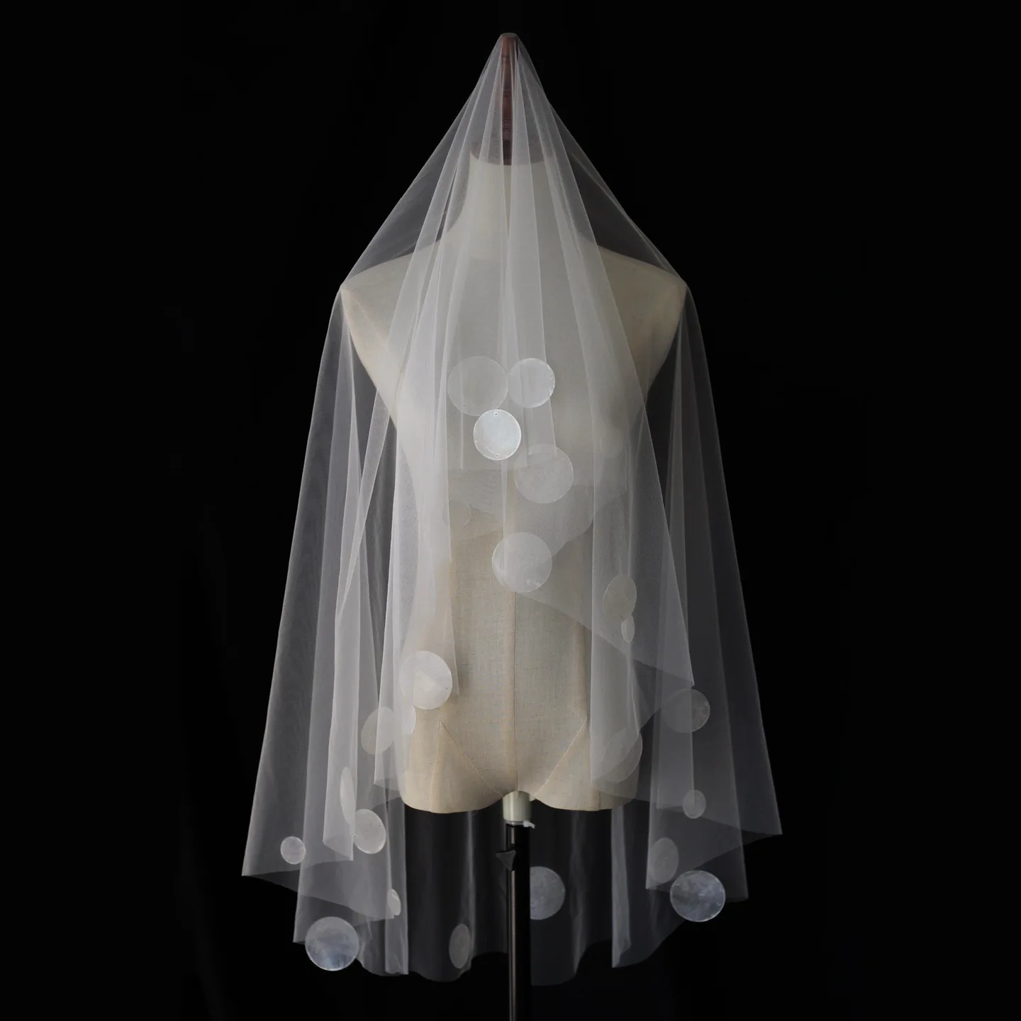 

Wm002 Retro High-End Shell-Piece Bridal Veil, European and American Style Super Fairy White Wedding Dress for Outdoor Photoshoot