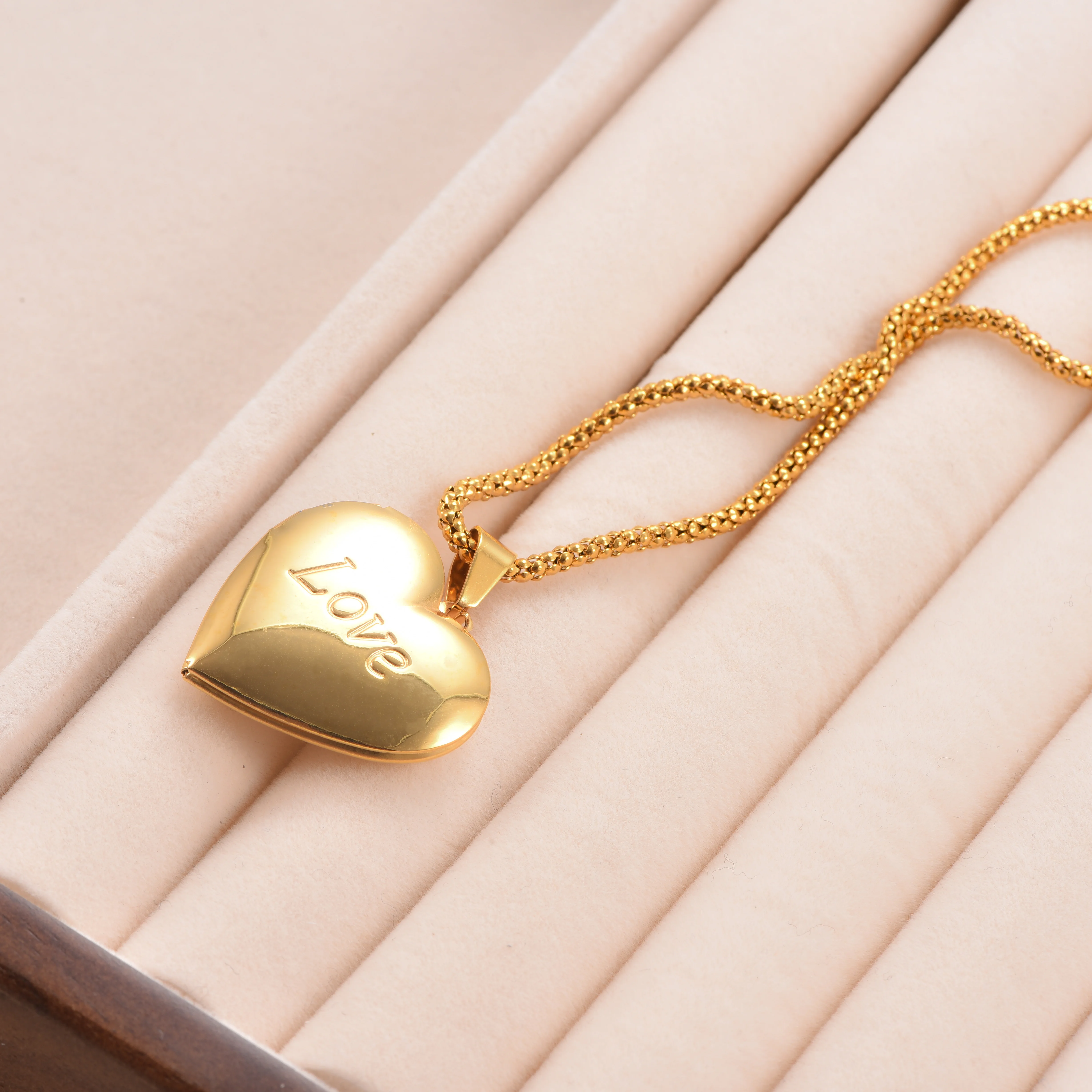Gravierte Herz-Medaillon-Halskette aus Edelstahl, Fotorahmen-Andenken-Schmuck für Frauen, Valentinstagsgeschenk – Detail 3
