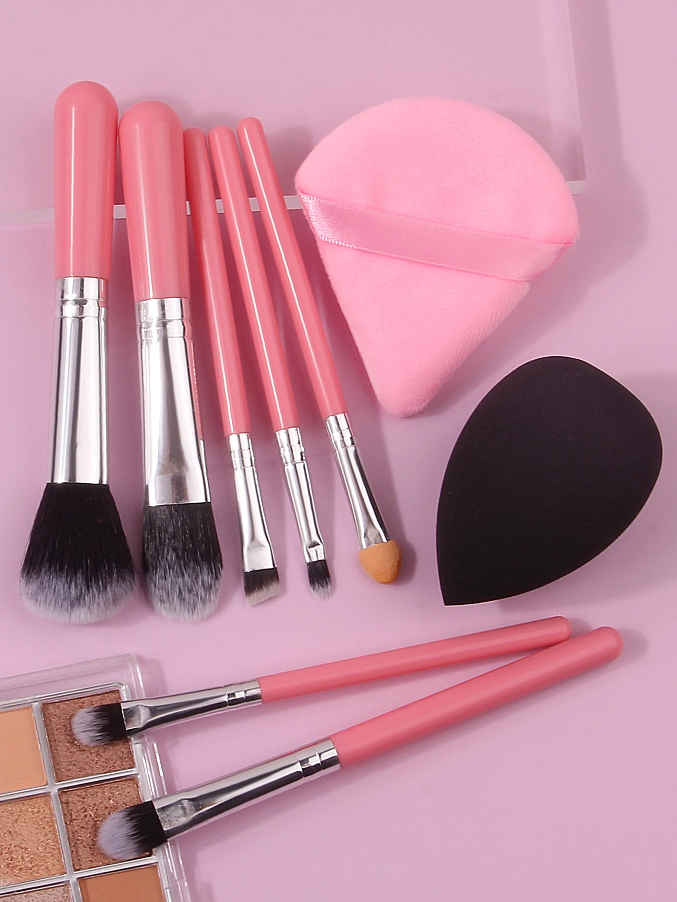 Mini 7-piece portable makeup brush set:Foundation, blush and eyeshadow brush + 2 sponge powder puffs,a makeup tool for beginners