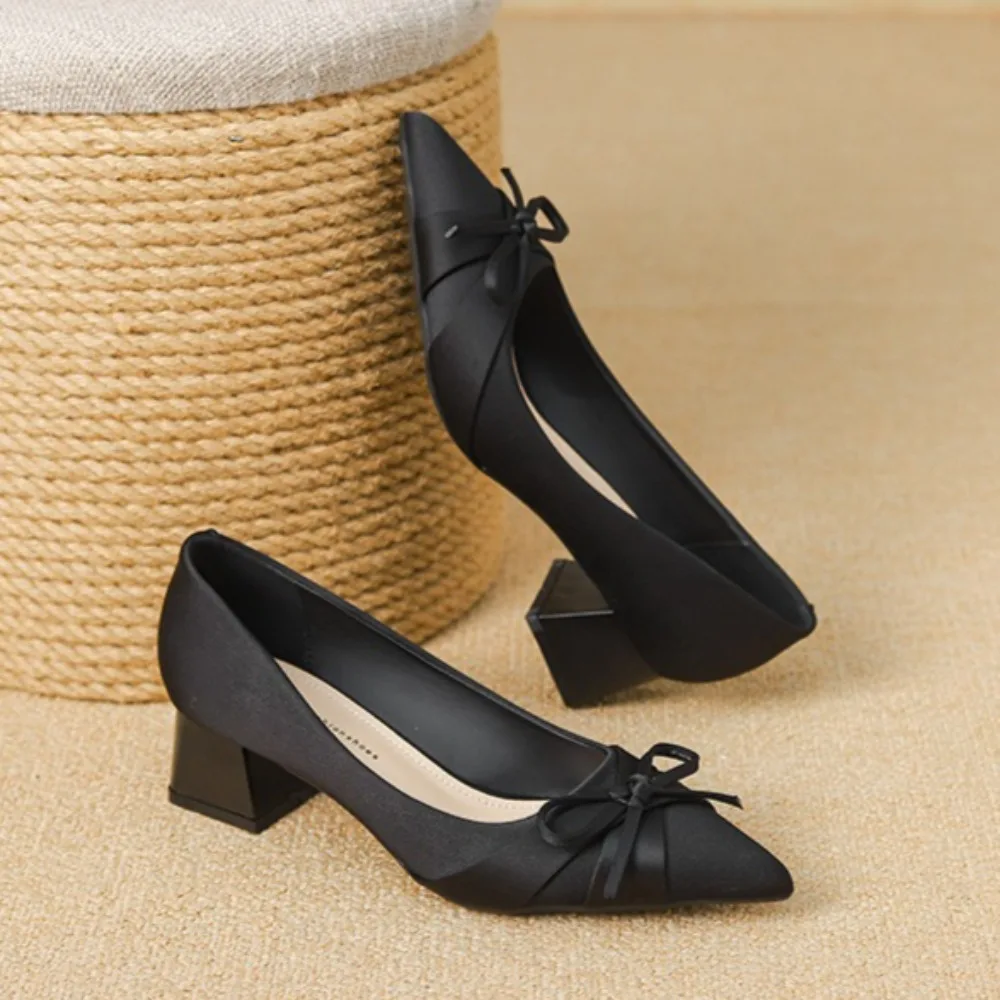 

Черные элегантные женские туфли на толстом каблуке с острым носком, новинка 2026 года, атласные туфли с бантом на среднем каблуке