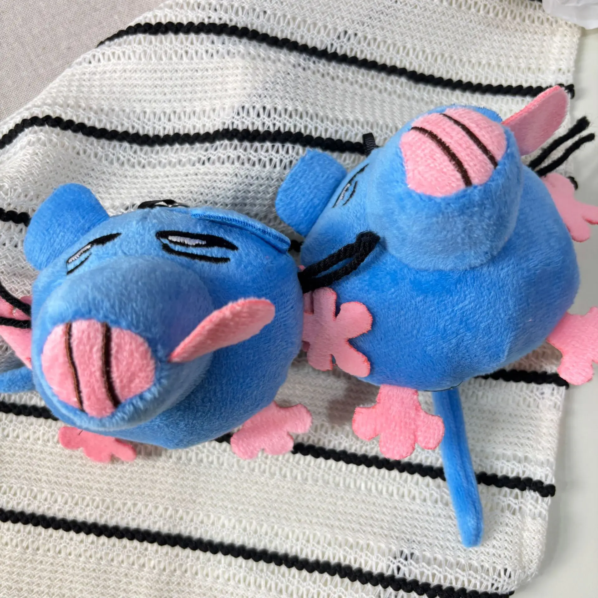 Lindo Anime ratón azul voz divertida muñeco de peluche llavero colgante abstracto parodia bolsa de regalo encanto decoración realista ratón llavero de felpa