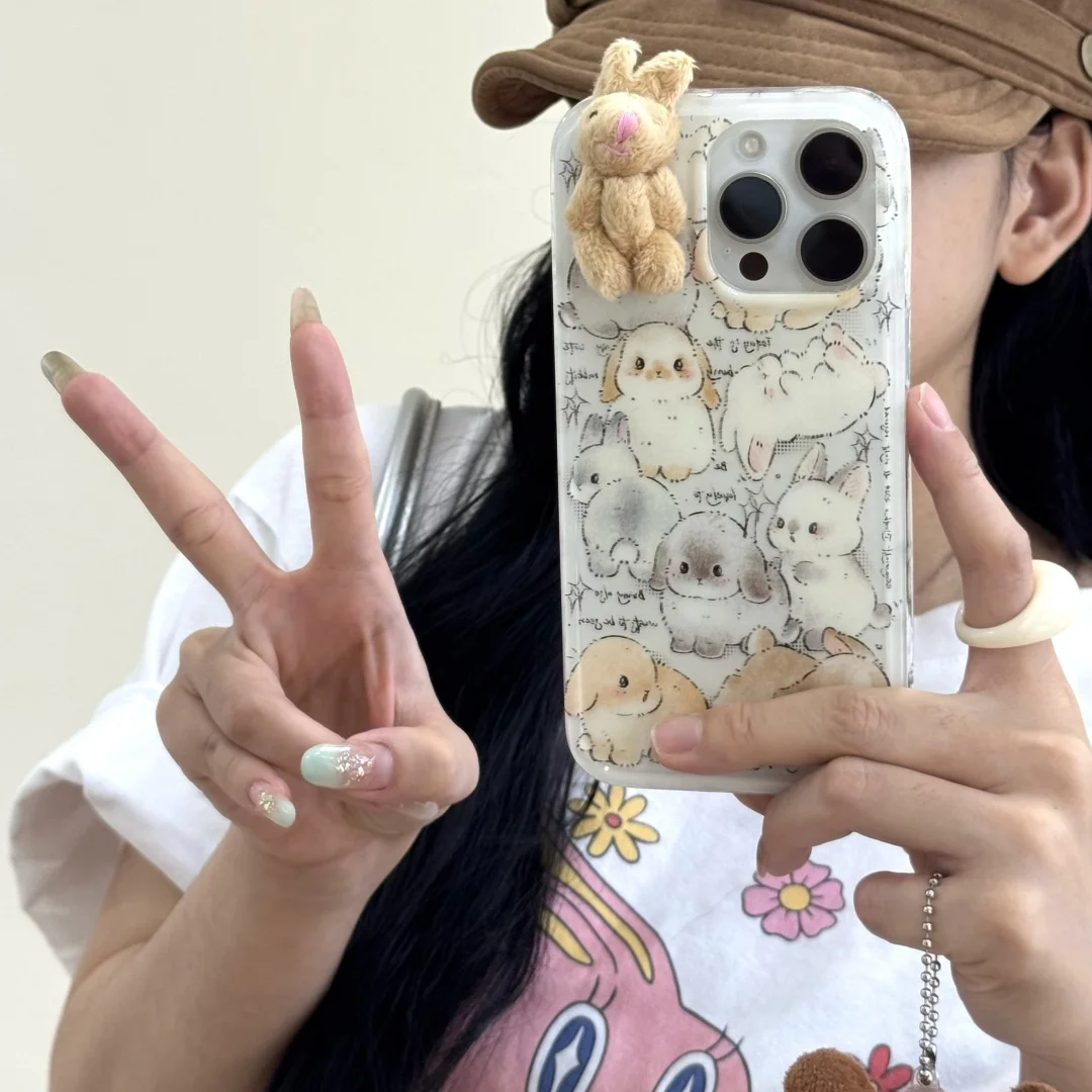 水墨画風のかわいい3DミニぬいぐるみうさぎのiPhoneケース（iPhone 14、15、16 Pro Max、16 Pro対応） ﻿