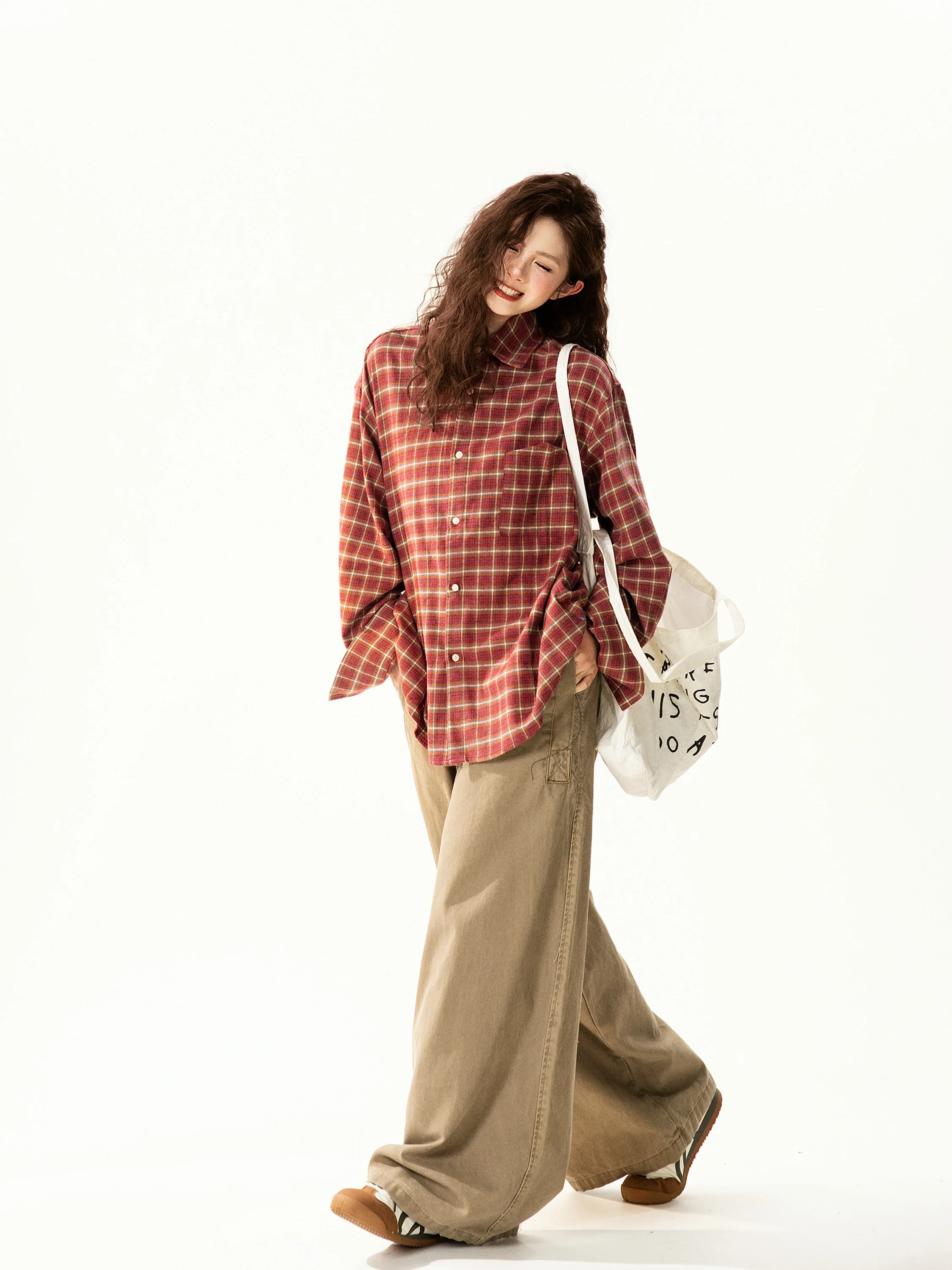 

Женская повседневная классическая рубашка свободного кроя в клетку с длинным рукавом, красно-белая, с отложным воротником, в уличном стиле, трендовая