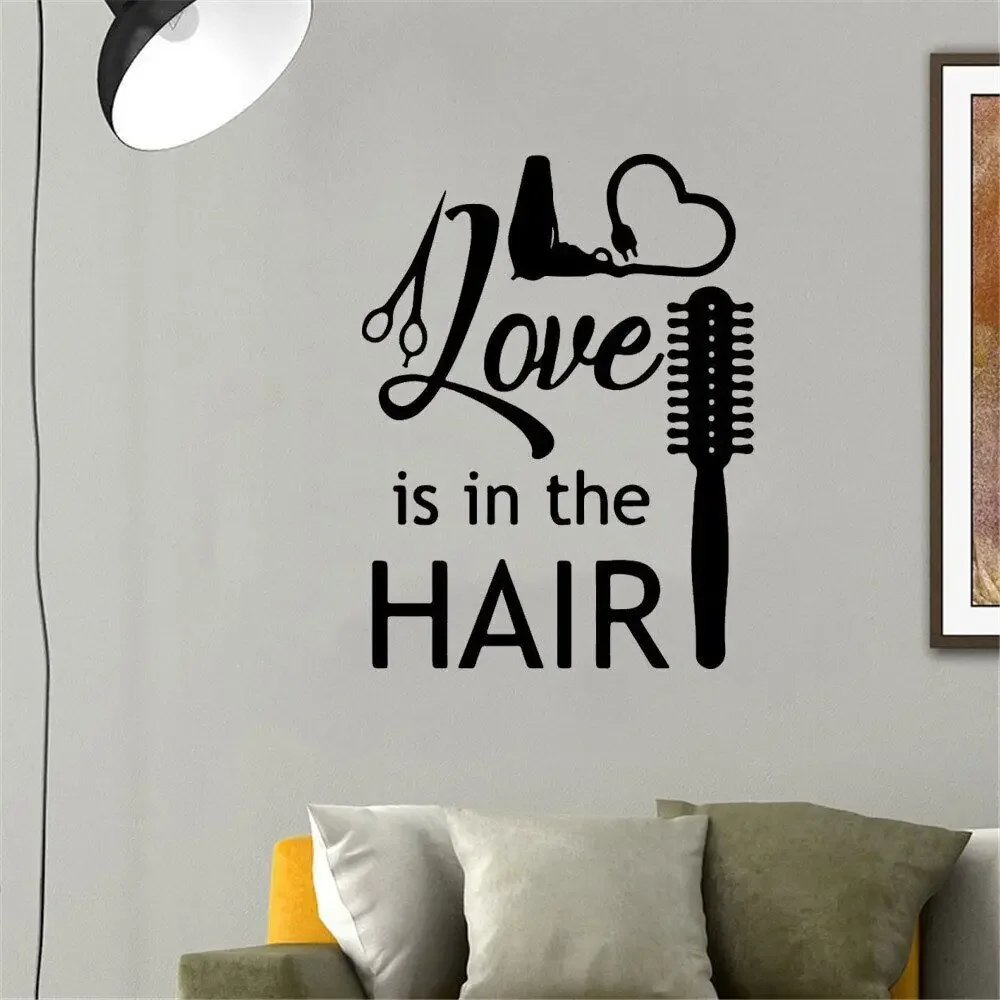 Love Is In The Hair Цитата Наклейки на стену Парикмахер Стилист Наклейка на стену для парикмахерской Салон красоты Парикмахер Декор Винил Dw12877