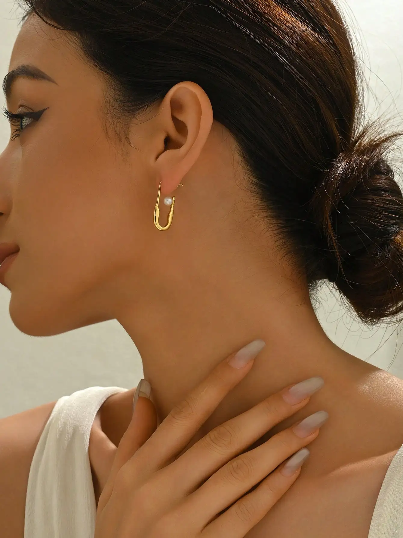 1 pair of stainless steel 18K gold-plated paperclip faux pearl earrings, simple and elegant, suitable for pairing with suits and shirts for a sophisticated and professional look, a delicate and versatile accessory
