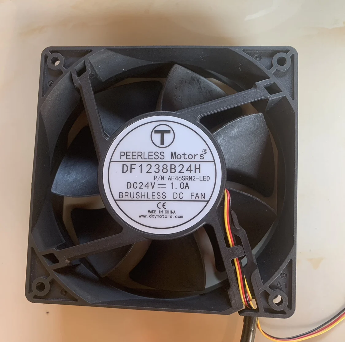 

DF1238B24H Охлаждающий вентилятор постоянного тока 24 В 1,0 А 120x120x38 мм