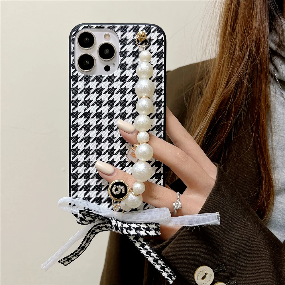 Luxury Korean Houndstooth Pearl Bracelet Chain  Phone Case For iPhone 15 11 12 13 14 Pro X XR XS Max 7 8 Plus Protective Cover