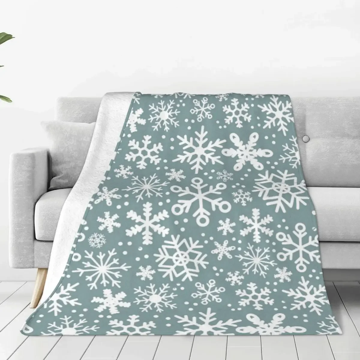 

Super Warm Velvet Throw Blanket Breathable Winter Wonderland Snowflake Design for Bed Office All Seasons Girls Christmas Gift