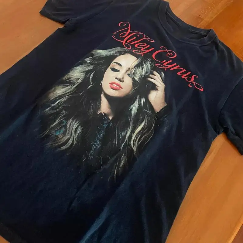 تي شيرت Pose Miley Cyrus من القطن الأسود بجميع المقاسات إلى 5Xl للمعجبين