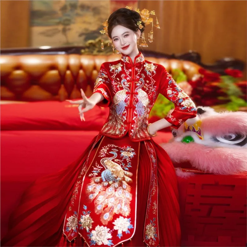 The new Chinese-style wedding dress for brides a fitted and embroidered gown is designed as toasting