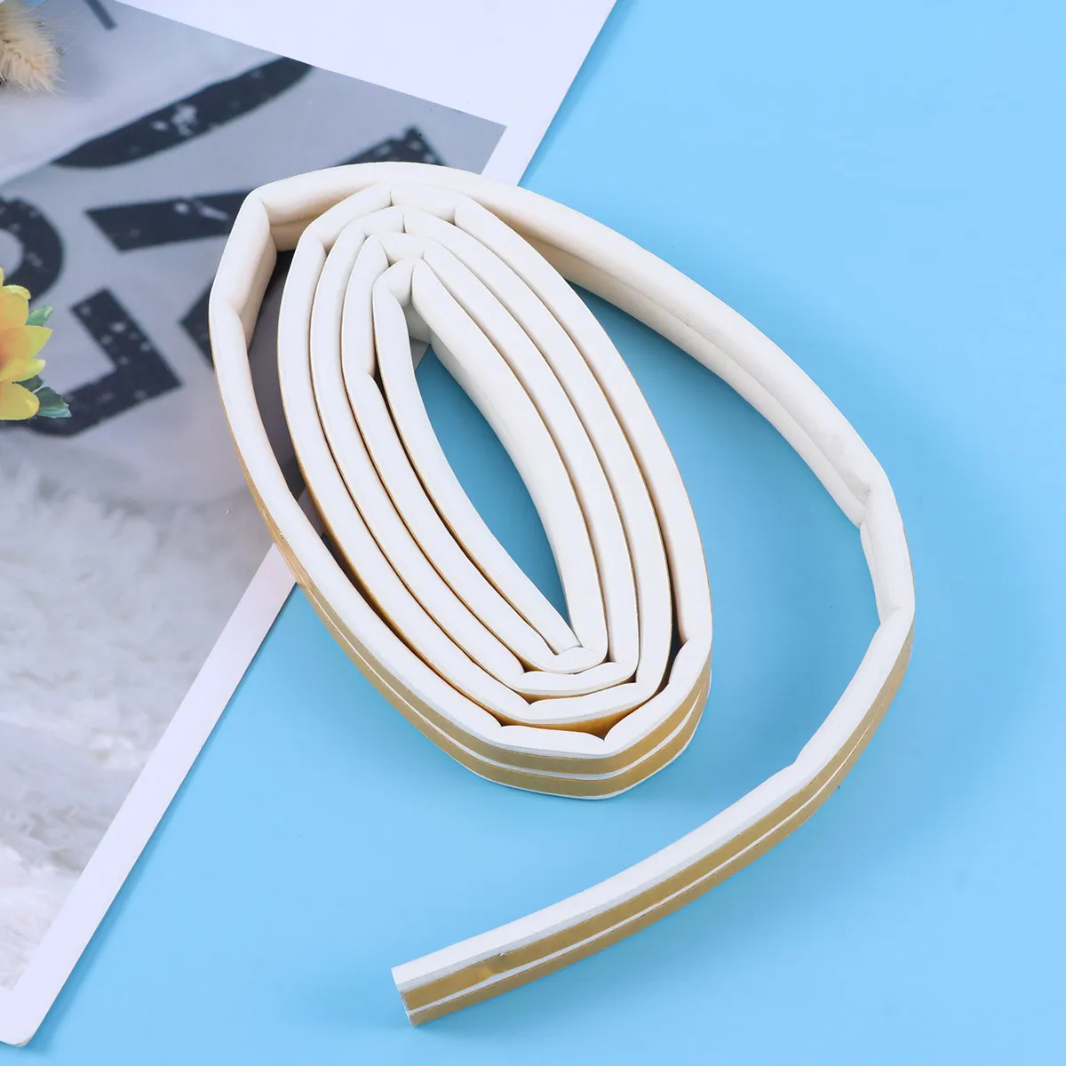 

2 рулона уплотнительной ленты для деревянных дверей и окон, 1,5 м, ветрозащитная, водонепроницаемая, устойчивая к старению, самоклеящаяся, легко режется, простая установка, защита от пыли