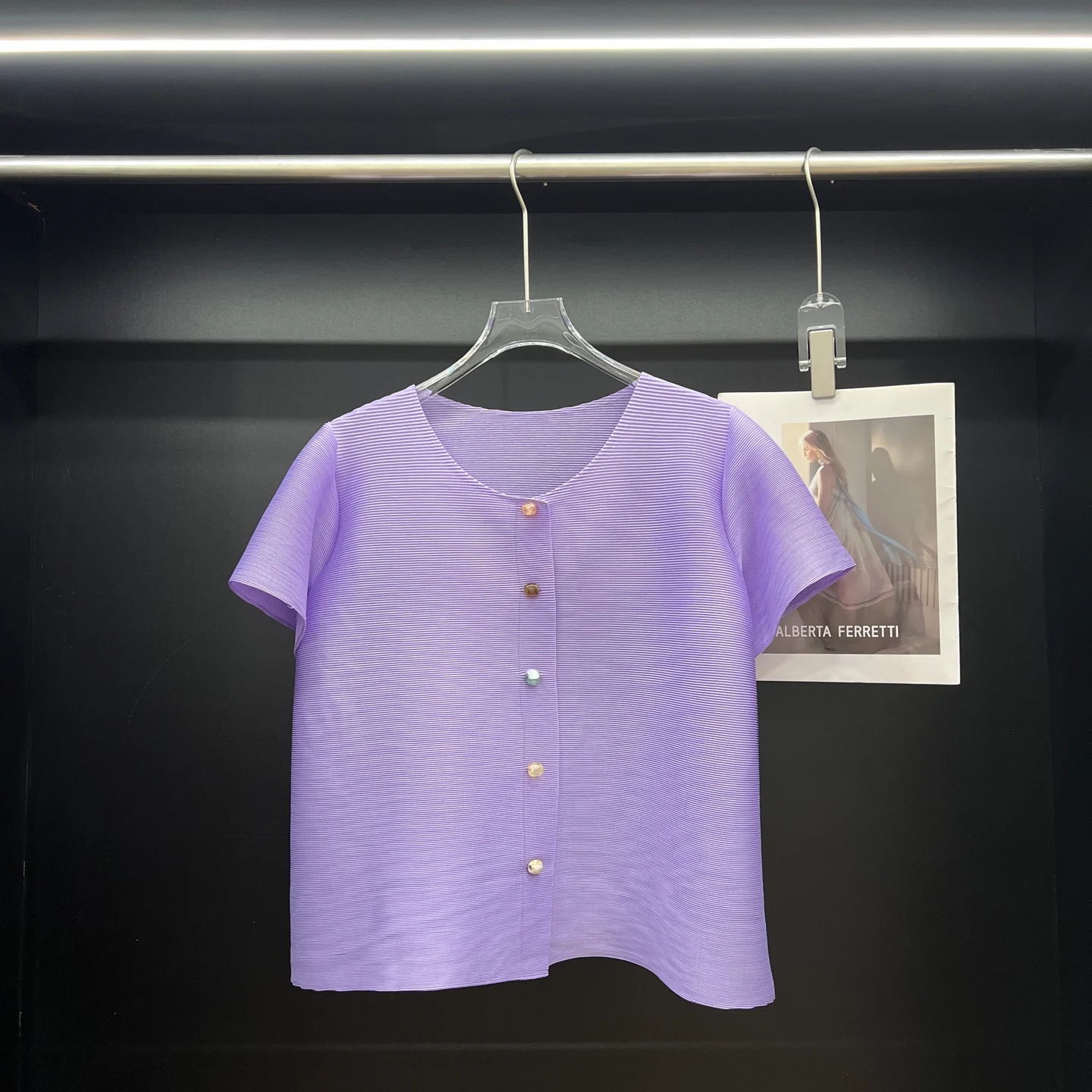 Miyake จีบเสื้อสเวตเตอร์ถักสีทึบ 2025 ฤดูร้อนใหม่แฟชั่นหลวมรอบคอแขนสั้นเสื้อยืด