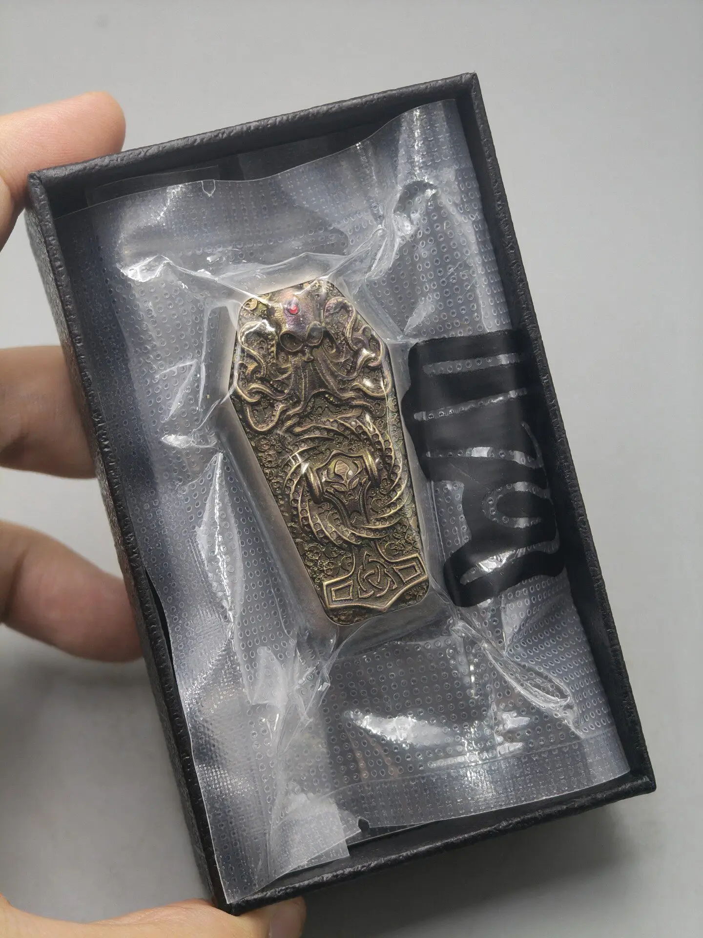 Used EDC Even Number, Cthulhu Official Push Mechanical Push Card Edc Metal Decompression Toy Tide Play