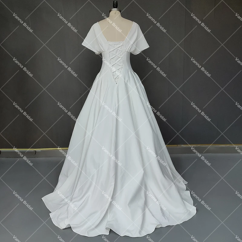 Maßgeschneidertes Vintage-Hochzeitskleid aus weichem Satin im französischen Stil, einfacher V-Ausschnitt, kurze Ärmel, Knöpfe, Hepburn-Reißverschluss, Retro-Brautkleider