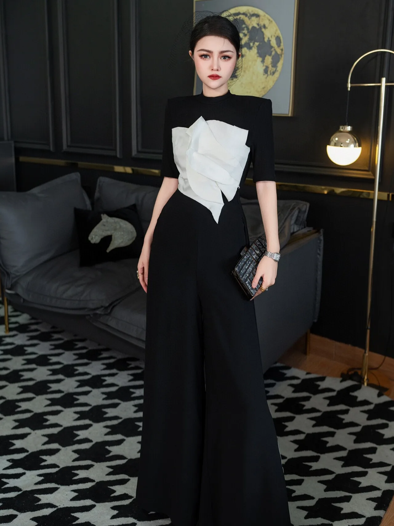 

Комбинезон Ele с высокой талией и широкими штанинами. Женское боди приталенного кроя со средними краями черного и белого цвета на лето 2024.