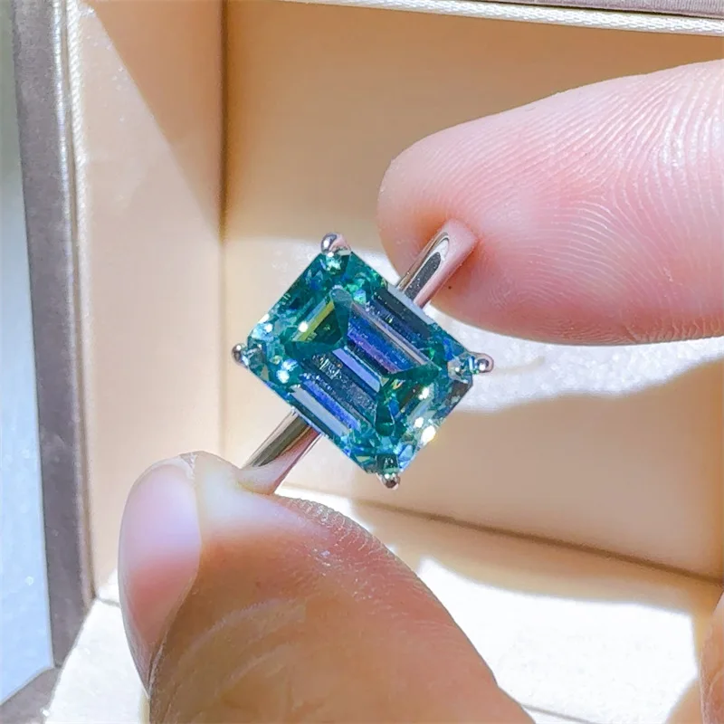 Banquet Style Moissanite PT950 Platinum 5 Carat Green Emerald Ring for Women, gorgeous ornament for important events
