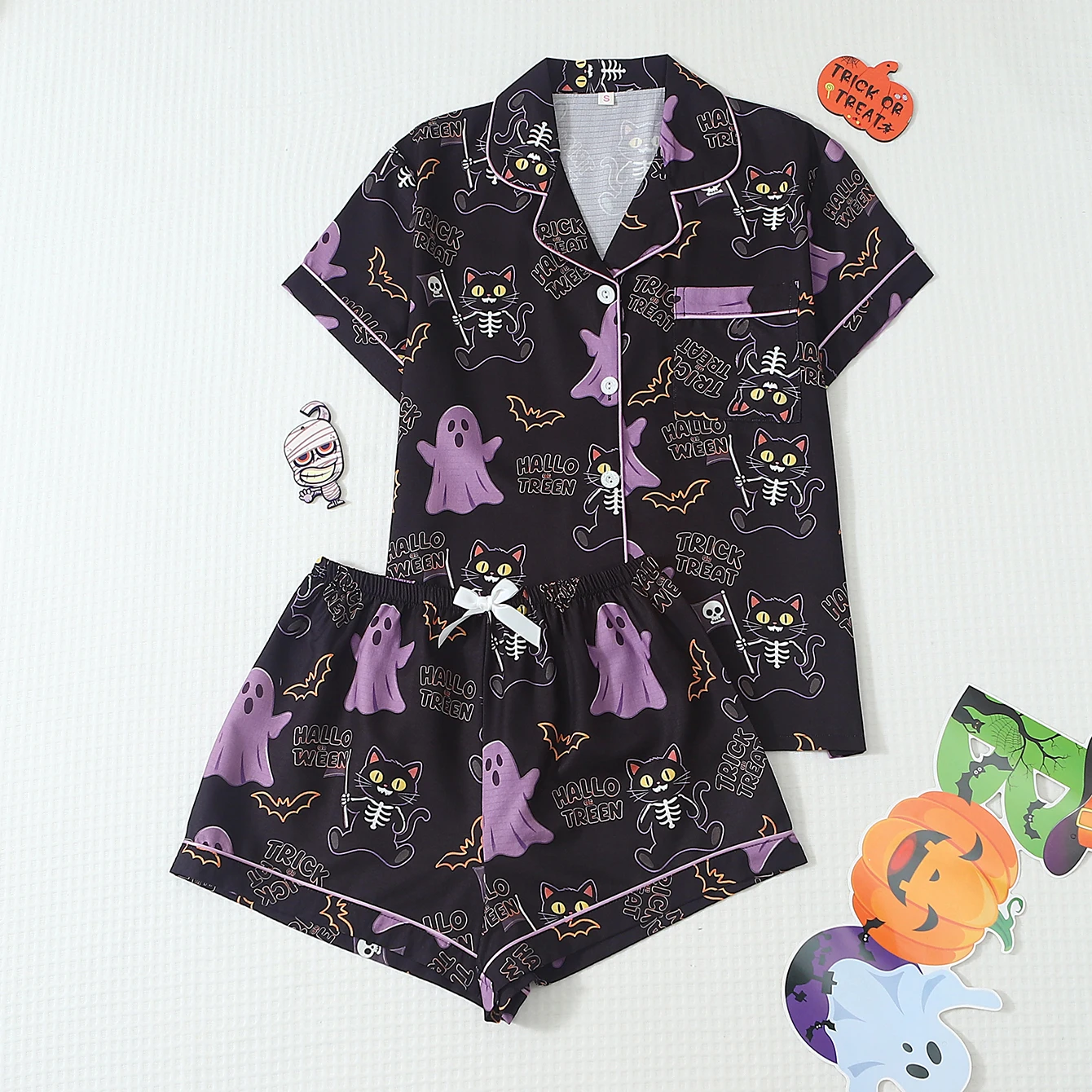 2-piece set of funny and quirky black Halloween-themed black cat and ghost print spring/summer short-sleeve collared top and bow-tie shorts women's pajama set, suitable for Halloween