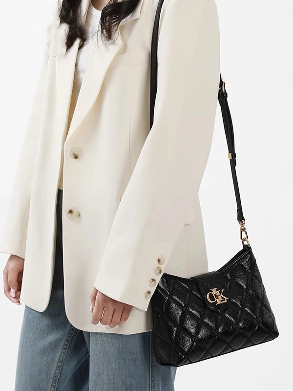 

Кожаная женская сумка подмышки с ромбовидным узором. Модная сумка через плечо с ремешком-цепочкой. Универсальный модный дизайн.