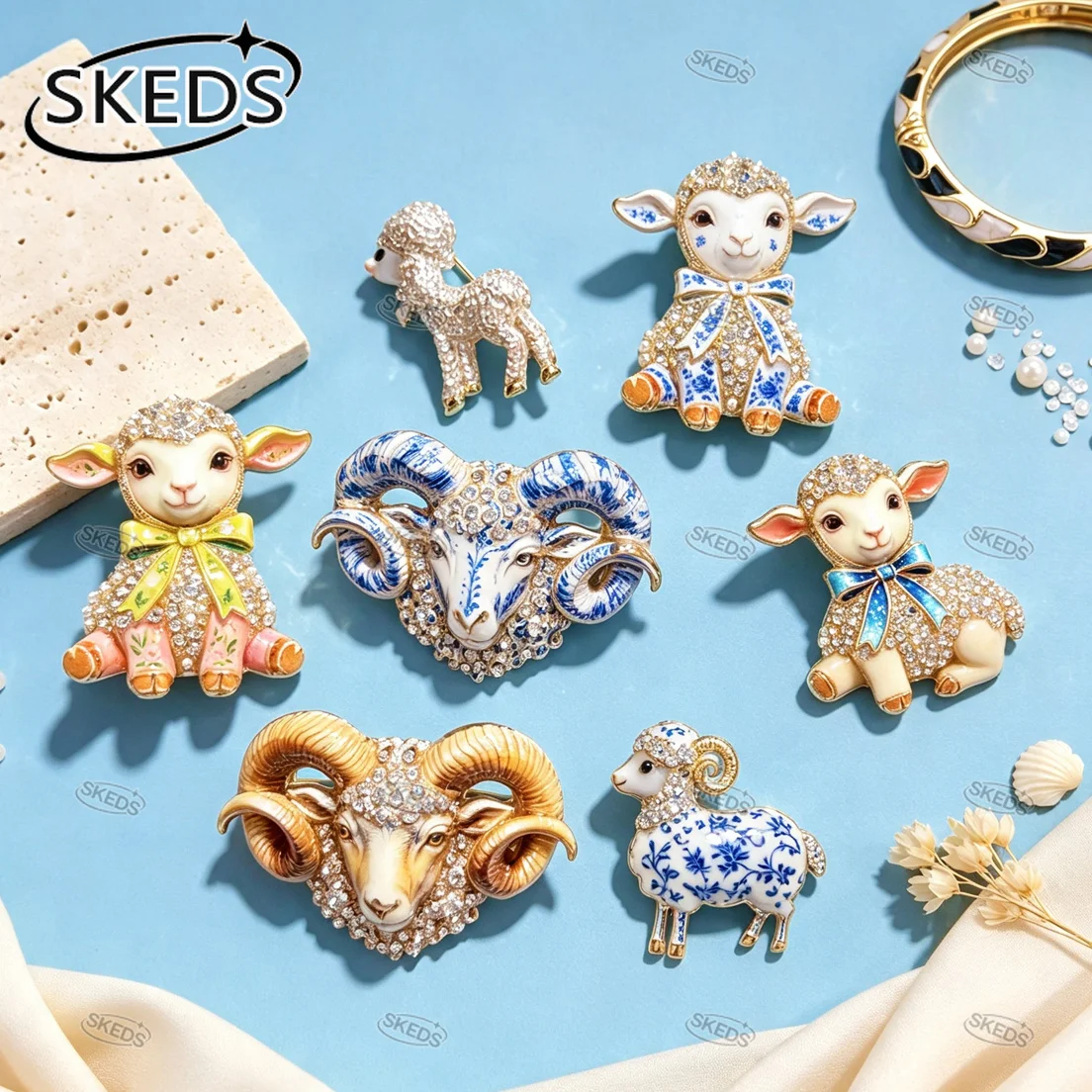SKEDS Kawaii Cartoon Schaf-Lamm-Brosche mit Kristall-Strass, blauer Schleife und Emaille – Süße Anstecknadel für den Alltag, modisches Accessoire