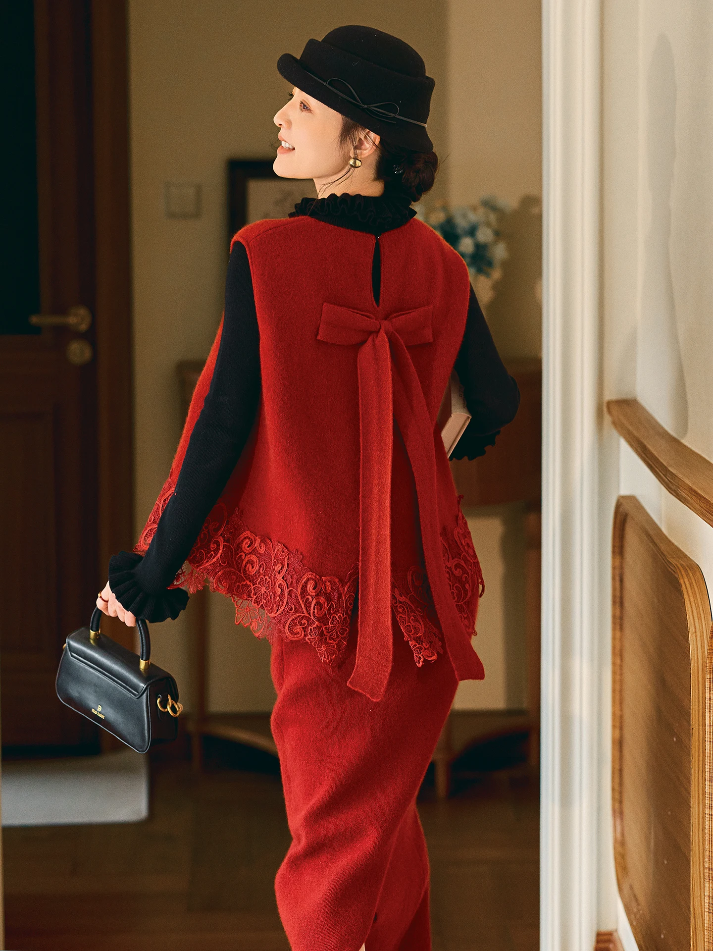 

Красный вязаный шерстяной жилет с вышивкой и кружевным подолом, комплект с юбкой, модный женский новогодний ансамбль, теплый, средней длины