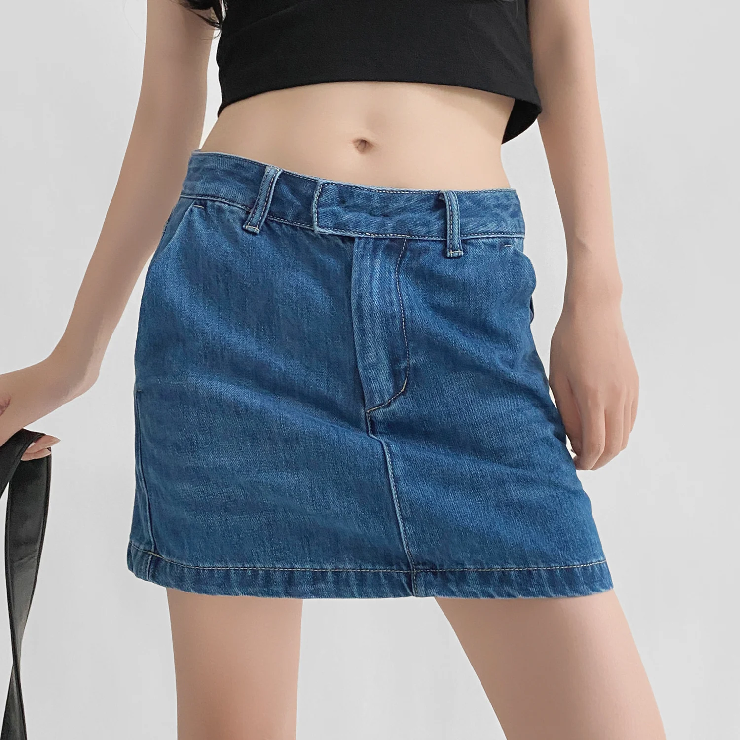 

Джинсовая мини-юбка А-силуэта с высокой талией — классическая джинсовая юбка с 5 карманами, стираная отделка