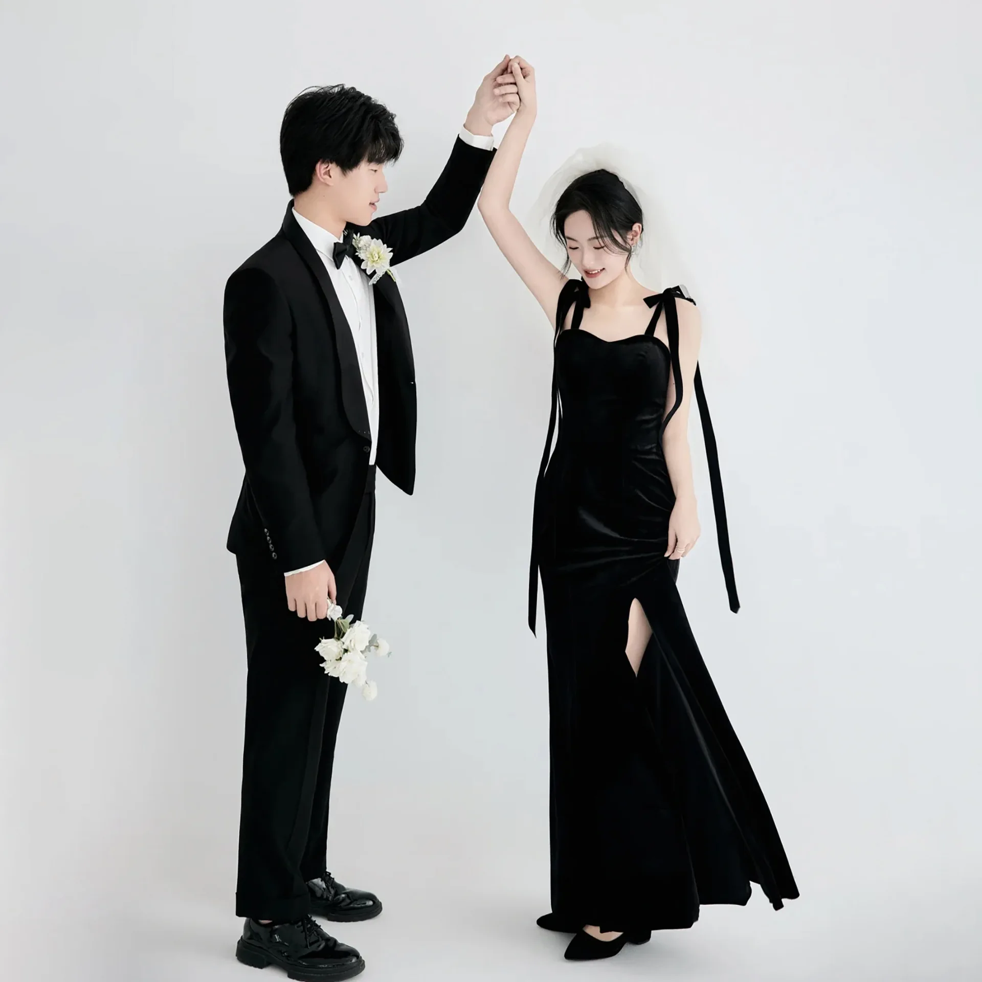 Camisola vestido de noche de terciopelo lazo negro diseño de interés especial tema de estudio de alto sentido pareja tomando fotos boda ligera