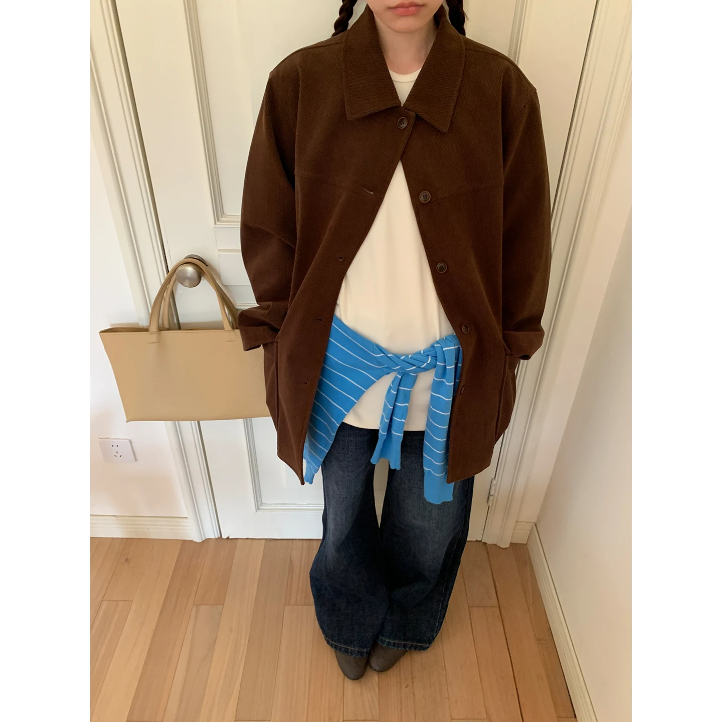 

Свободный дизайн в стиле ретро, коричневая вельветовая рабочая одежда, женский топ на осень-зиму для похудения, длинное повседневное пальто на пуговицах