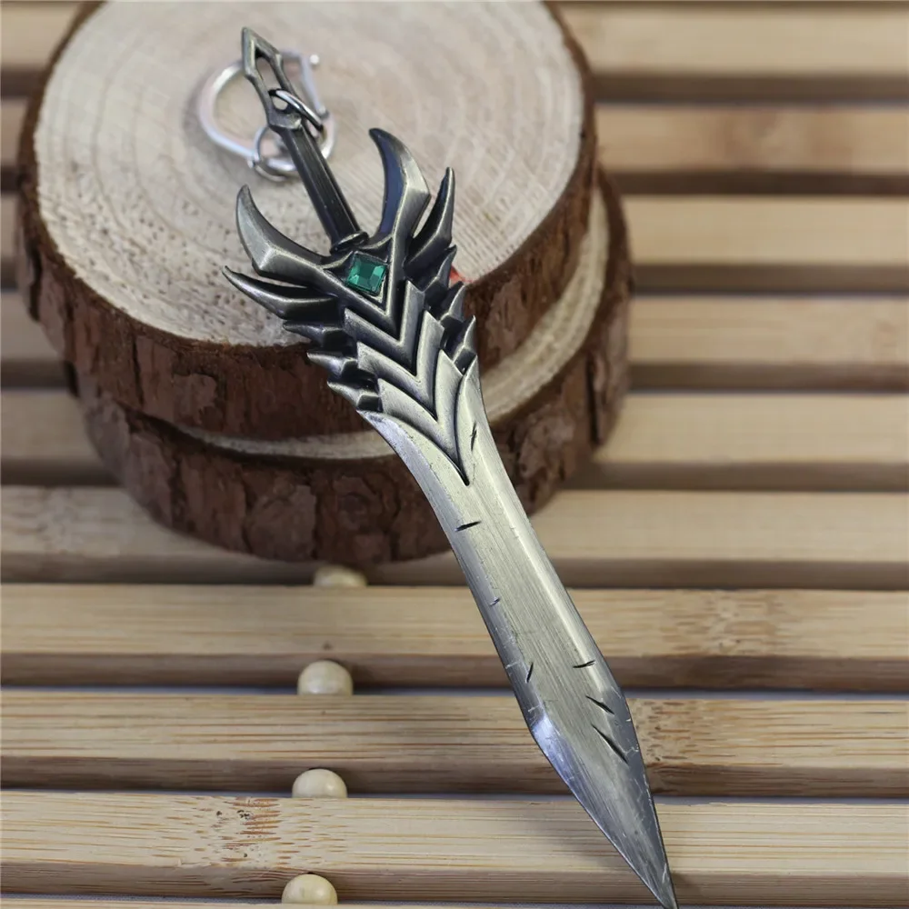 12cm League of Legendes Justicar Aatrox Weapon Model Keychain Vintage LOL Metal Pendant Key Ring Fans Collectible Jewelry Gift