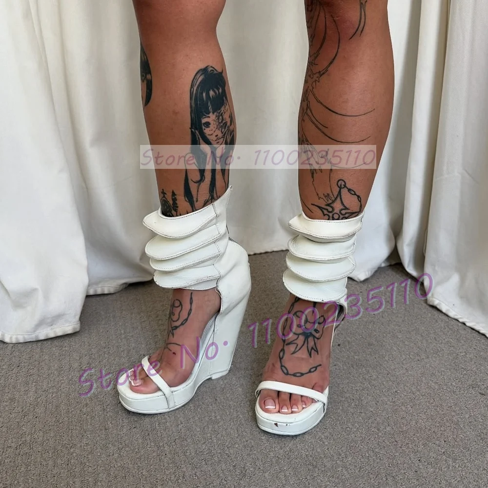 

Белые кожаные сандалии на танкетке с плиссировкой, женские, с ремешком на щиколотке, с открытым носком, на платформе, для вечеринок, сексуальные, серебристые, металлические, с молнией сзади