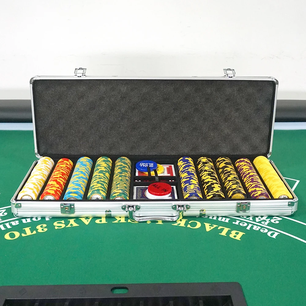 อุปกรณ์คาสิโนเงินกรณีอลูมิเนียมชุดชิป 500 ชิ้น Clay ChipsPoker ตัวแทนจําหน่ายปุ่ม Blackjack Texas Hold'em ชุดชิปโป๊กเกอร์