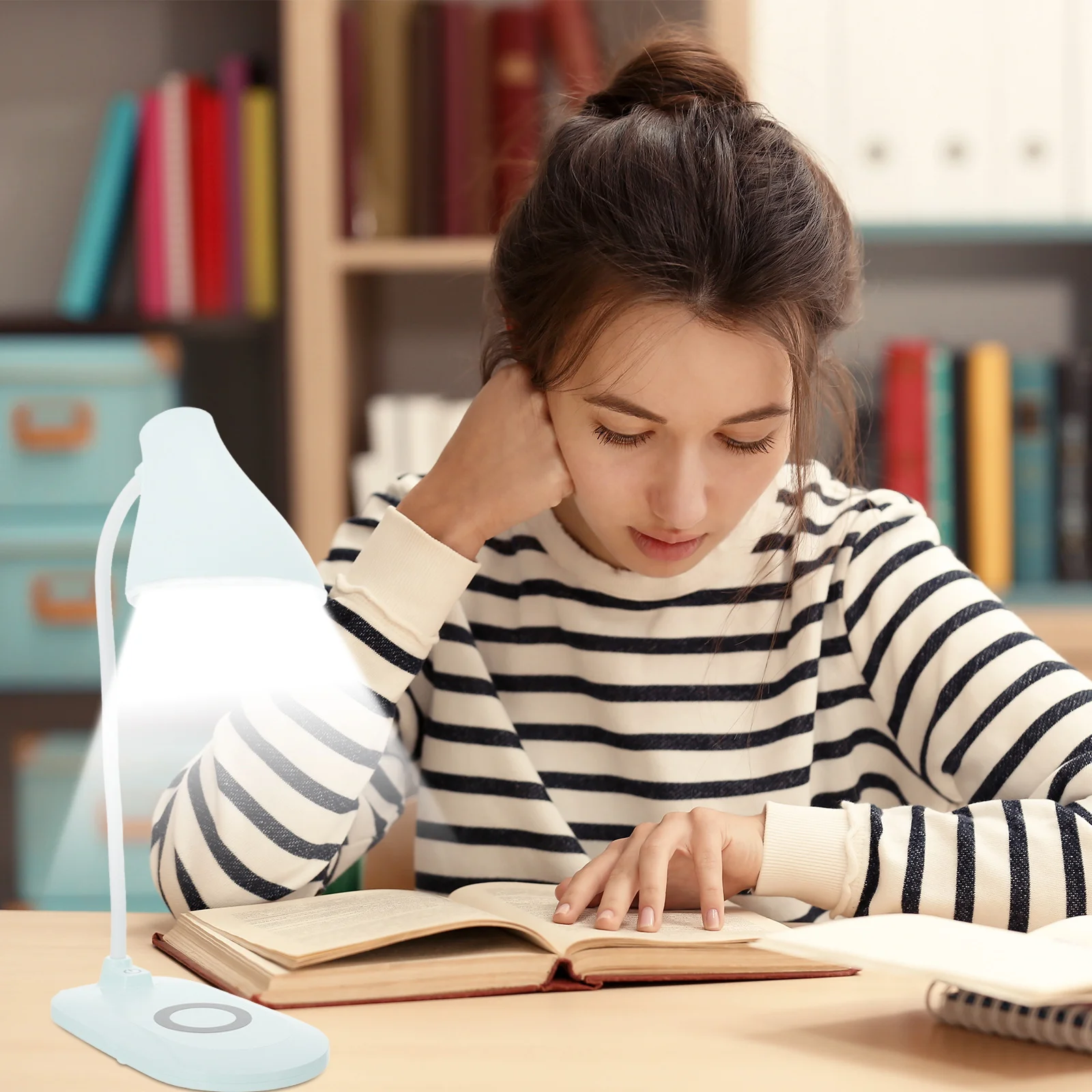 Lampada da scrivania con ricarica wireless Lampada Protezione per gli occhi Ricarica USB Luminosità Luce notturna portatile regolabile per dormitorio
