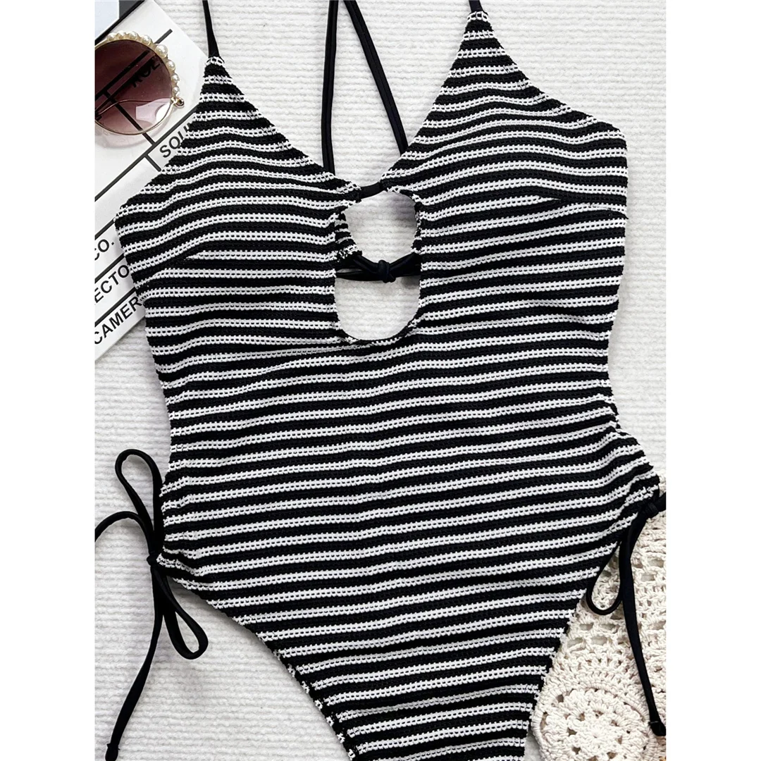 Gestreifter, ausgeschnittener, hoch geschnittener Badeanzug mit Kreuzrücken, einteiliger Badeanzug für Damen, Monokini mit Polsterung, Badebekleidung, Badeanzug, Modell V6487 – Detail 12