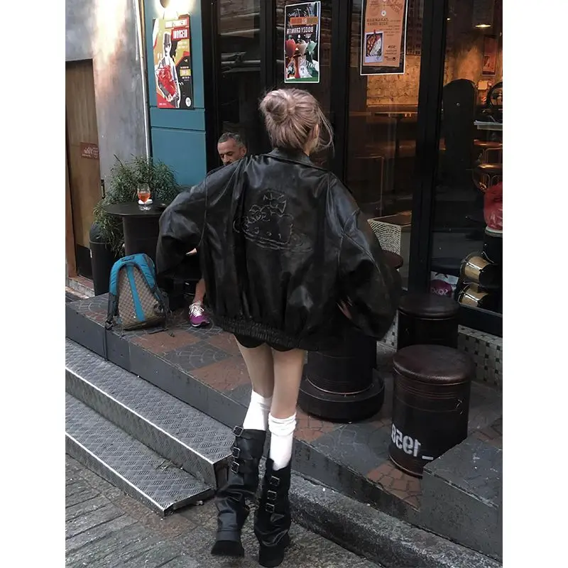 レトロアメリカンレザージャケット女性用ルーズ多用途バイカースタイルトップ厚手七分袖ジッパー開閉ショート丈