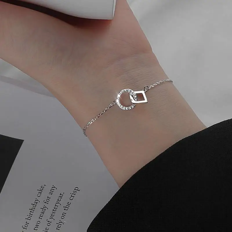 Minimalist And Unique Design Interlocking Round And Square Necklace For Women Minimalist And Understated Geometric Clavicle