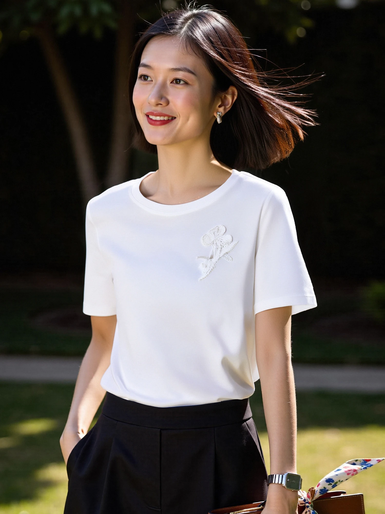 

Женская летняя футболка Chivirin с вышивкой, свободного кроя, из 100% хлопка, впитывающая пот, прямого силуэта, новая коллекция, простой дизайн, легко сочетается.