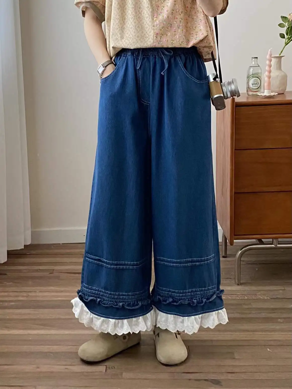 Celana Denim Katun Musim Gugur 2025 Terbaru, Wanita Pinggang Elastis Aksen Renda Patchwork, Gaya Mori Girl Prancis Awet Muda Model Kaki Lebar B59428CC