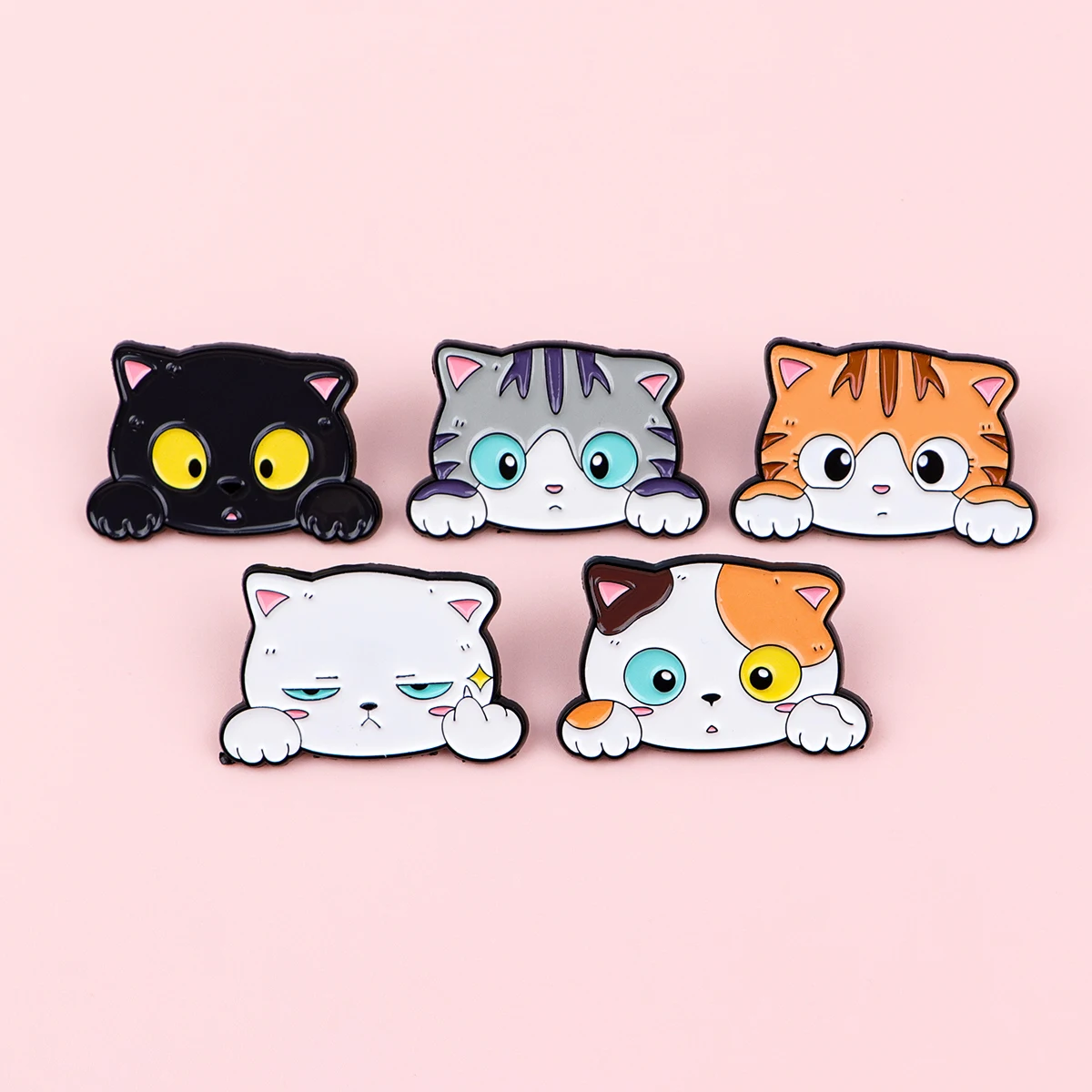 سعيد الحيوانات الأليفة القطط لطيف المينا دبوس الكرتون الحيوانات دبابيس امرأة الرجال على ظهره اكسسوارات أكياس شارة التلبيب مجوهرات هدية للأطفال