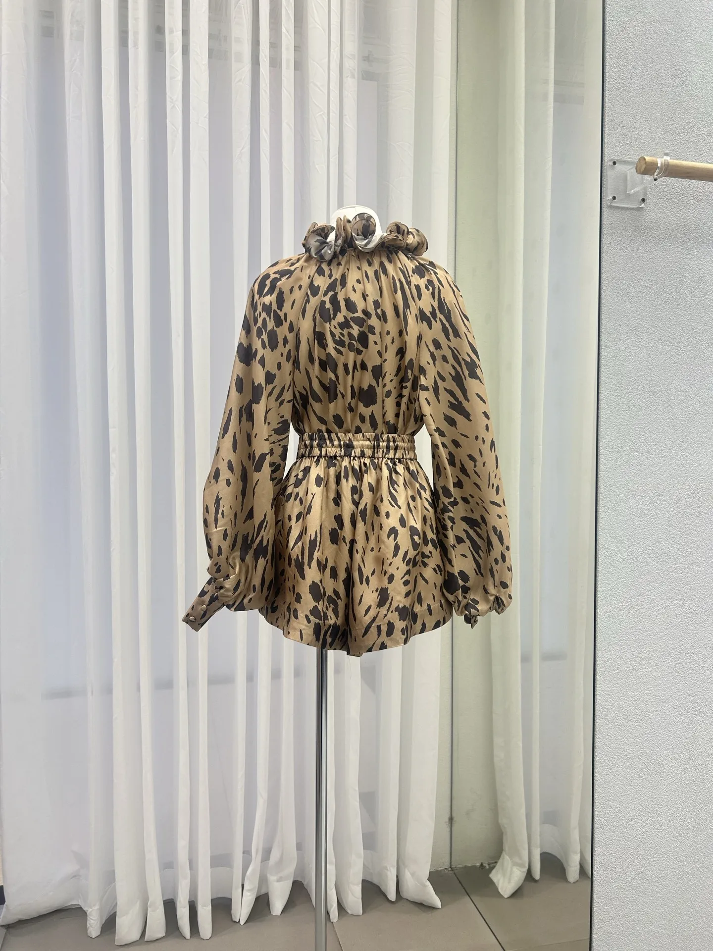 Set da 2 pezzi da donna con stampa leopardata Camicia con maniche a lanterna con colletto con decorazione floreale 3D + pantaloncini in vita elastica Abito vintage in seta 100%