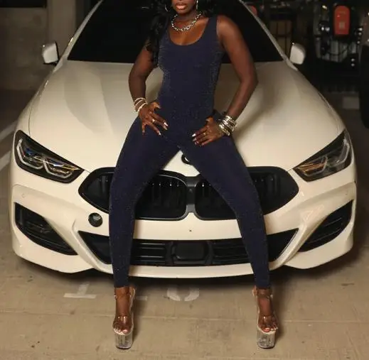 Trendiges und sexy Set aus ärmellosem Camisole-Overall mit quadratischem Ausschnitt und engen Hosen, sommerliches, modisches und personalisiertes Damen-Set