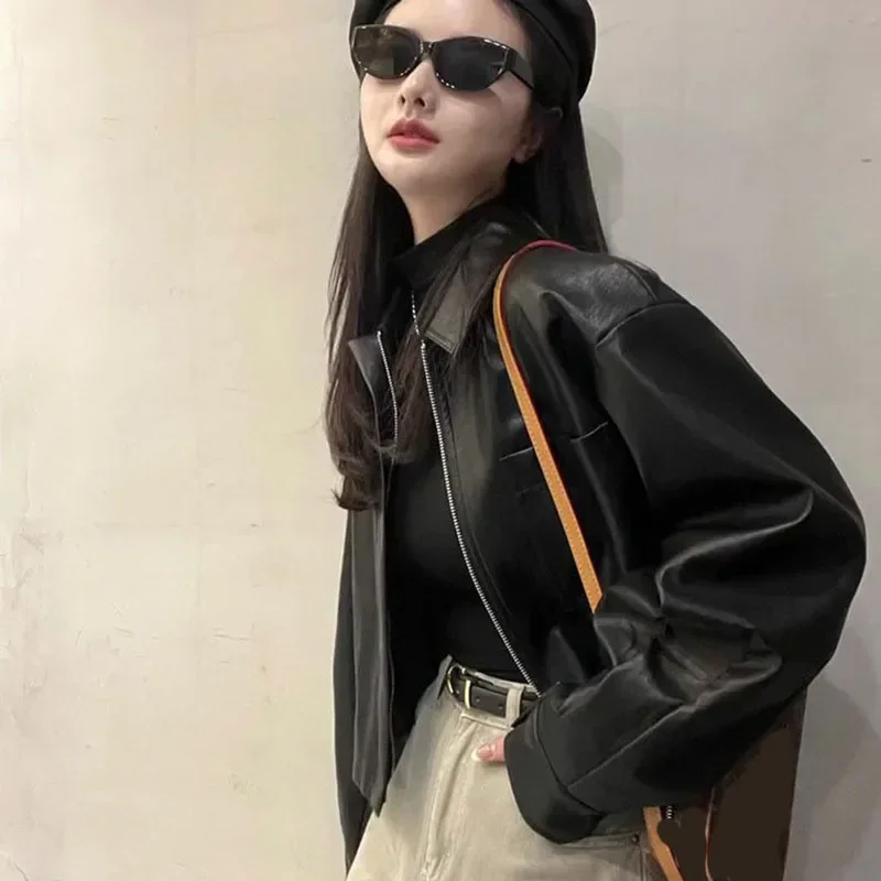 แจ็กเก็ตผู้หญิงหนัง PU สีดำมีซิป MODE Korea แจ็คเก็ตสั้นสำหรับนักขี่จักรยานเสื้อโค้ทแบบหลวมลำลองฤดูใบไม้ร่วงฤดูหนาว